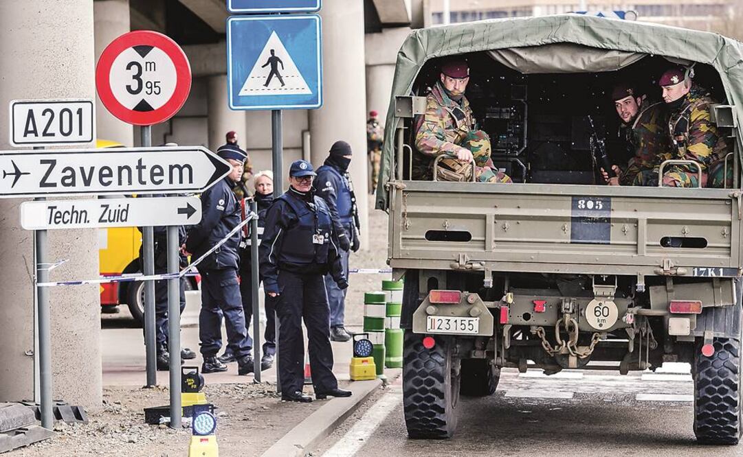 Policía y militares belgas custodiaban tras las explosiones las afueras del aeropuerto Zaventem, en Bruselas, mientras las autoridades inspeccionaban la zona para determinar los arreglos necesarios para su reconstrucción. FOTO: AP ARCHIVO