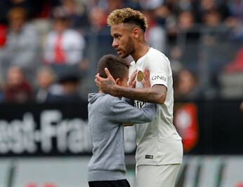 Noble gesto de Neymar con un pequeño aficionado