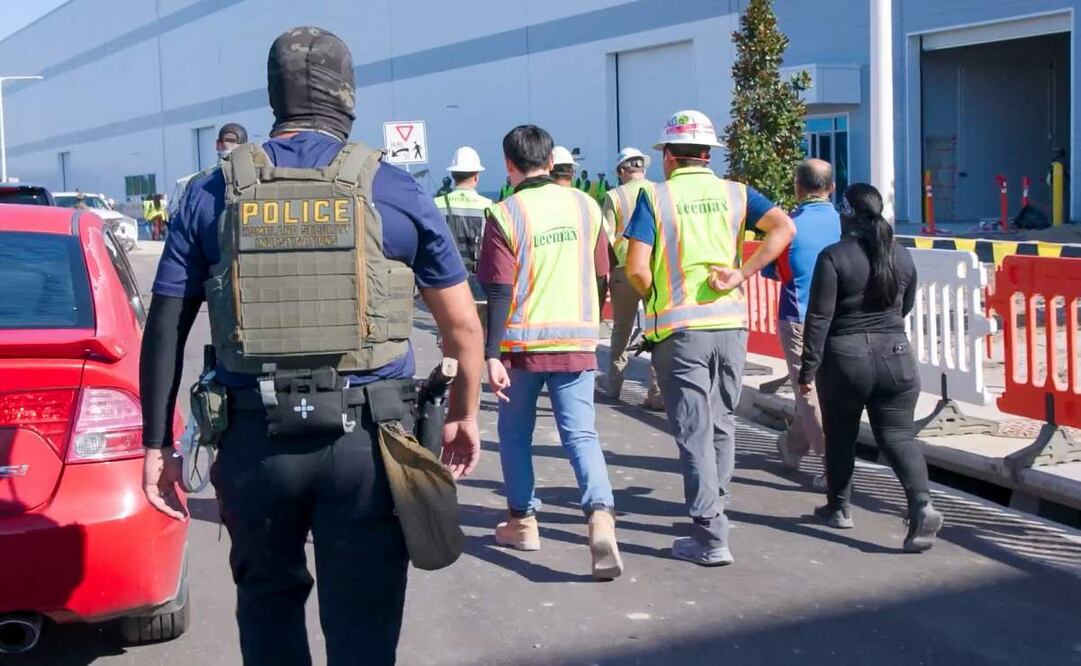 Esta foto, difundida por el Servicio de Inmigración y Control de Aduanas (ICE) de Estados Unidos el 5 de septiembre de 2025, supuestamente muestra a un agente de policía de Investigaciones de Seguridad Nacional durante una orden de registro federal en una empresa de Ellabell, Georgia, el 4 de septiembre de 2025. Más de 300 surcoreanos se encontraban entre las 475 personas arrestadas por funcionarios de inmigración estadounidenses en una redada en una planta de baterías Hyundai-LG que se estaba construyendo en el estado sureño de Georgia, según informó el ministro de Relaciones Exteriores en Seúl el 6 de septiembre de 2025. Steven Schrank, agente especial de Investigaciones de Seguridad Nacional en Atlanta, había dicho previamente que la operación del jueves fue la mayor redada en un solo lugar llevada a cabo hasta la fecha bajo la campaña nacional antiinmigrante del presidente estadounidense Donald Trump. Foto: AFP