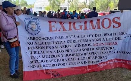 Maestros de Hidalgo protestan contra reforma a Ley del ISSSTE y líder sindical; lo acusan de no defender sus intereses
