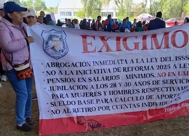 Maestros de Hidalgo protestan contra reforma a Ley del ISSSTE y líder sindical; lo acusan de no defender sus intereses