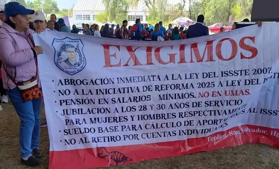 Los maestros de Hidalgo expresaron su rechazo a la reforma a la Ley del ISSSTE, impulsada por la Presidenta Claudia Sheinbaum (01/03/2025). Foto: Especial