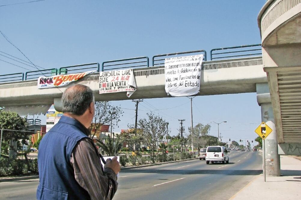 Periodistas de Tijuana se unieron para exigir que se castigue a los responsables de amenazas contra comunicadores de la entidad, quienes han recibido mensajes de supuestos grupos criminales a través de mantas. (ARCHIVO EL UNIVERSAL)