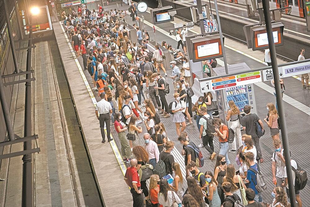 Estudiantes en una estación de tren en Barcelona. España enfrenta una segunda oleada del Covid-19. Foto: EMILIO MORENATTI. AP