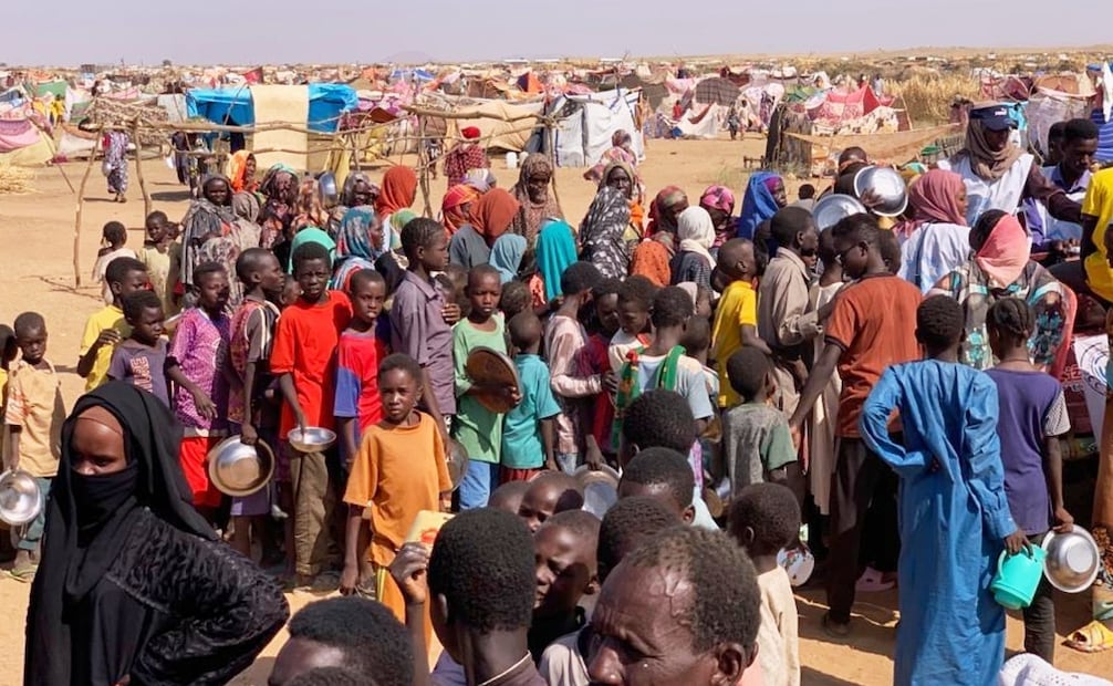 Esta fotografía, difundida por el Consejo Noruego para los Refugiados (NRC), muestra a familias desplazadas de el-Fasher en un campamento de desplazados donde buscaron refugio de los combates entre las fuerzas gubernamentales y las RSF, en Tawila, región de Darfur, Sudán, el viernes 31 de octubre de 2025. Foto: AP