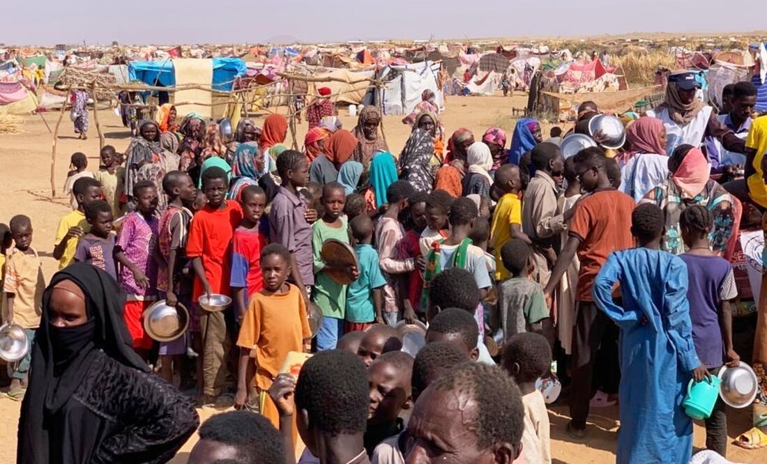 Esta fotografía, difundida por el Consejo Noruego para los Refugiados (NRC), muestra a familias desplazadas de el-Fasher en un campamento de desplazados donde buscaron refugio de los combates entre las fuerzas gubernamentales y las RSF, en Tawila, región de Darfur, Sudán, el viernes 31 de octubre de 2025. Foto: AP