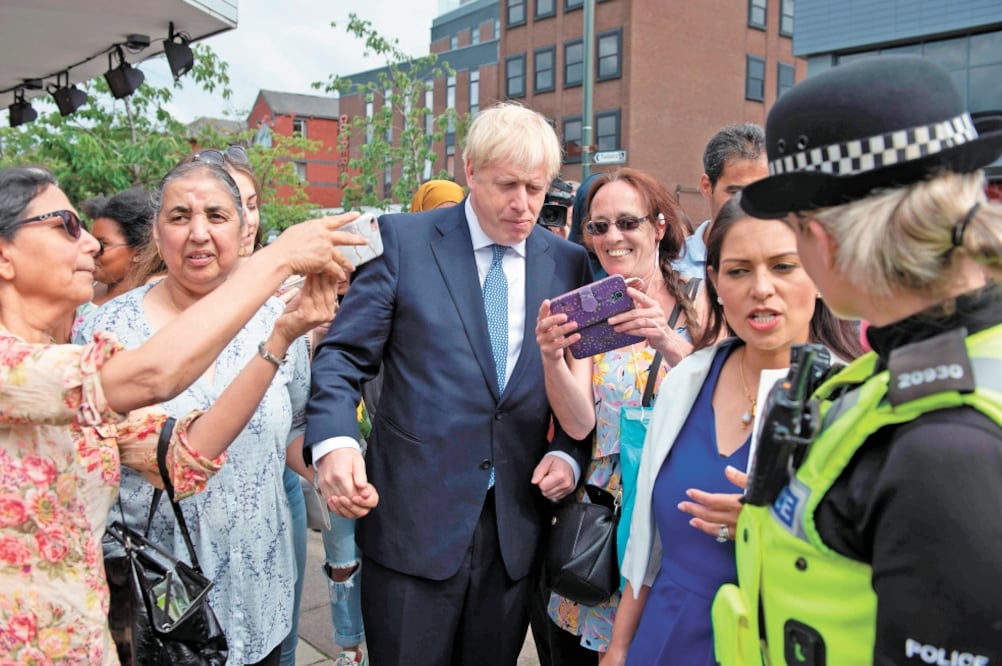 El premier británico, Boris Johnson, con simpatizantes en el centro de Inglaterra. Anunció su intención de reclutar 20 mil nuevos policías. Foto/GEOFF PUGH. AFP