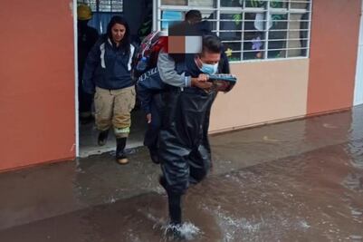 Desalojan a niños de una primaria que terminó inundada tras fuerte lluvia y granizada en Pachuca 