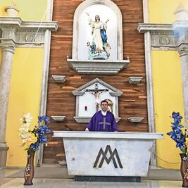 Muchos niños anhelan ser sicarios, dice cura en Parácuaro