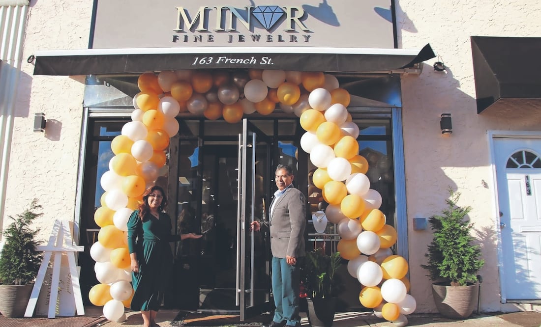 Yolanda García y su esposo abrieron una joyería en Nueva Jersey durante el primer periodo de
Trump; las ventas del negocio van a la baja porque la mayoría de sus clientes son latinos. Foto: Especial