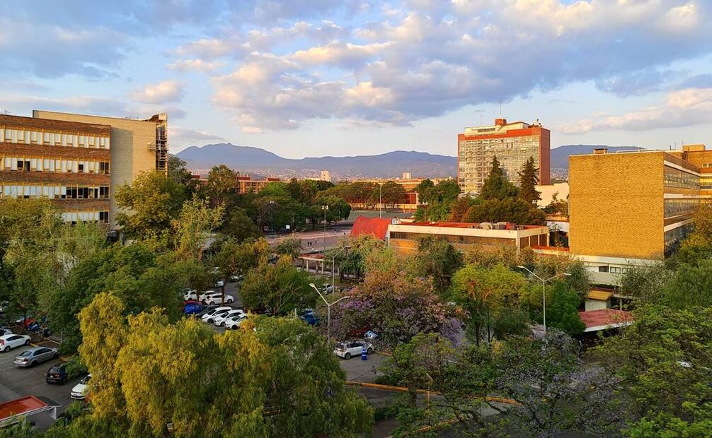 La mancha urbana ha crecido tanto que ahora Ciudad Universitaria está lejos de ser el extremo sur de la capital, pues la urbanización ya alcanza los cerros más lejanos a simple vista. Foto: Raúl J. Fontecilla.