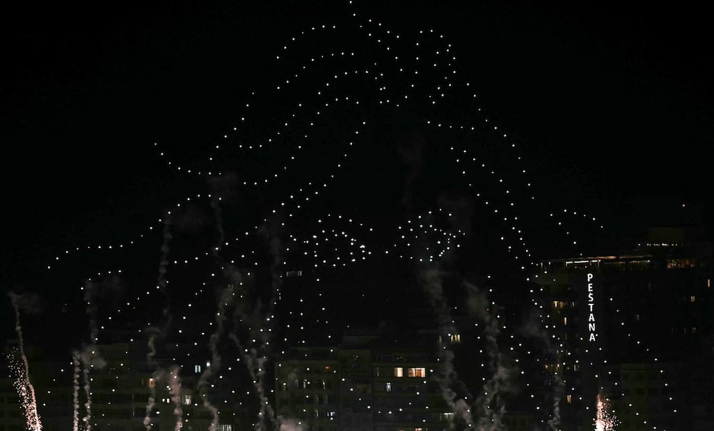 Cientos de drones formaron la silueta de Shakira previo al concierto gratuito en la playa de Copacabana, en Río de Janeiro, Brasil, el 2 de mayo de 2026. Foto: Mauro PIMENTEL / AFP.