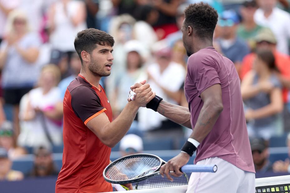 Carlos Alcaraz felicitando a Gael Monfils - Foto: AFP