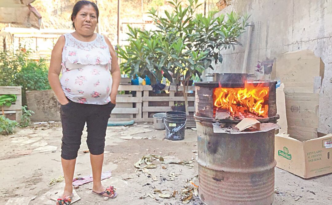 Ofelia Velásquez no puede comprarse un tanque de 10 kilos que cuesta 241 pesos. “No pasa el gas y mejor usamos la leña”. Foto: Arcelia Maya. EL UNIVERSAL