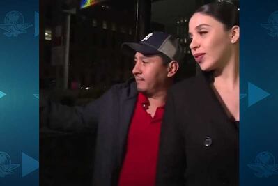 Emma Coronel se deja tomar “selfie” en calles de Brooklyn