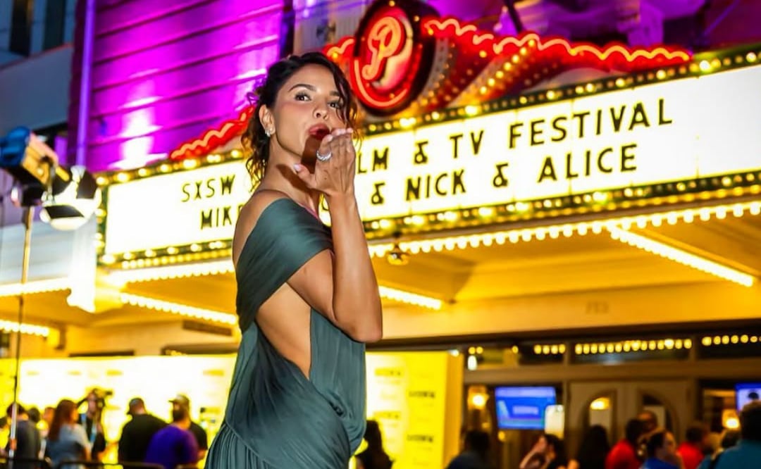 Eiza González sorprende en SXSW con vestido drapeado. Foto: Instagram @eizagonzalez