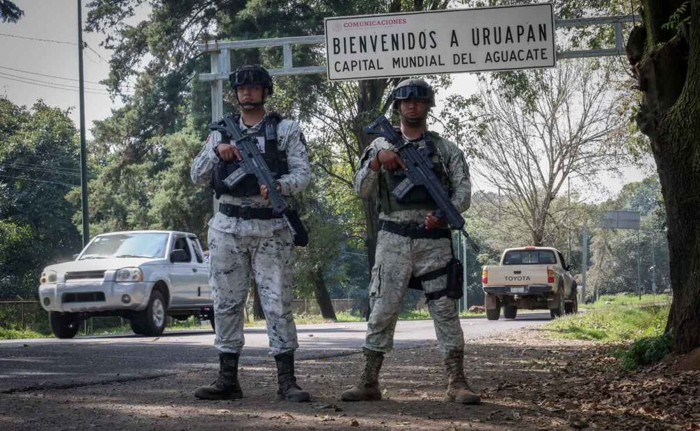 Decenas de elementos de GN salieron el pasado jueves de Acapulco, con dirección a Uruapan.
Foto: Luis Camacho | El Universal
