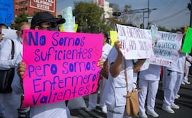 Enfermeros bloquean Eje 3 para exigir personal y suministro de insumos; "menos discursos, queremos recursos", expresan