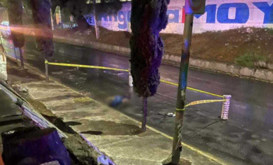 Al quedar el cuerpo inerme del niño tirado en la calle, policías de Naucalpan acordonaron la zona en espera de peritos y del Ministerio Público de la Fiscalía General de Justicia del Estado de México. Foto: Especial