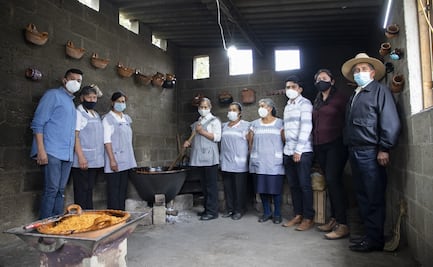 Cocineras poblanas, finalistas del concurso “¿A qué sabe la Patria?” con receta de mole