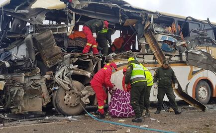 Choque entre autobuses en Bolivia deja al menos 22 muertos