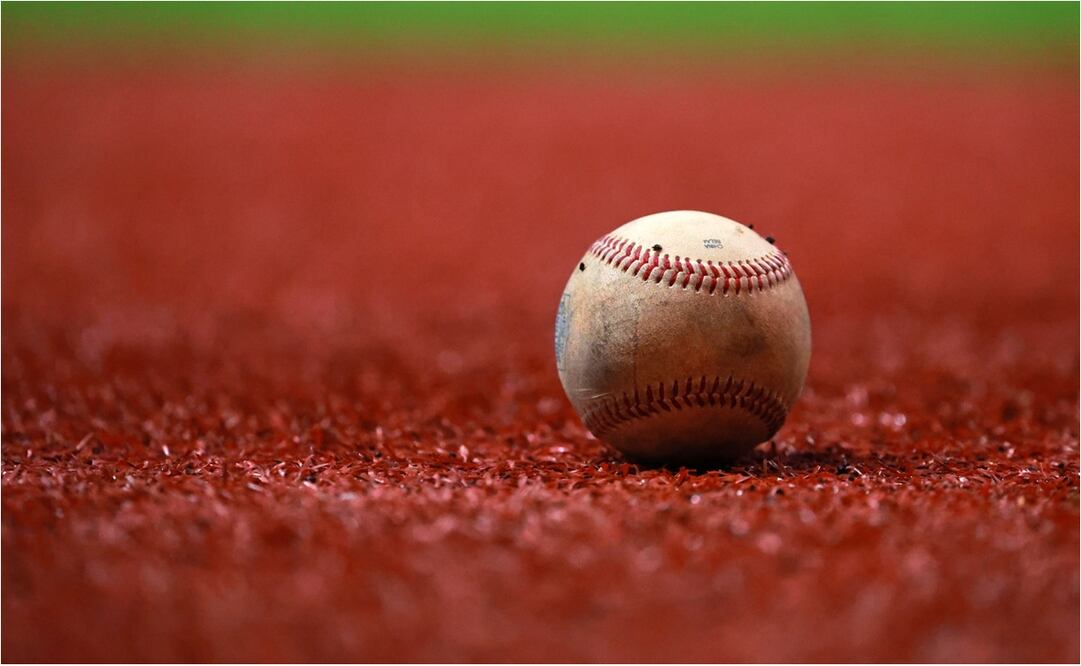 FOTO: IMAGO7 - Al acudir a un parque de beisbol es vital estar al pendiente del juego; ¿qué hacer para evitar ser golpeado por una pelota?