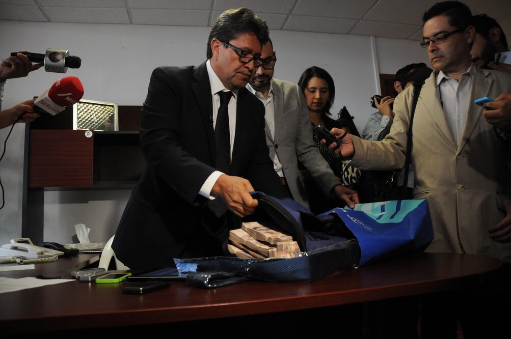 Frente a esta situación irregular, el delegado ordenó que el dinero fuera recibido por el área de Administración de la delegación para que lo contara, en presencia de los medios de comunicación (ESPECIAL)