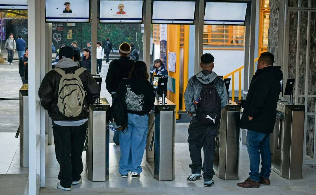 Desde antes de las 07:00 horas, los alumnos comenzaron a concentrarse a las afueras del plantel. Foto: Santiago Cadena / EL UNIVERSAL