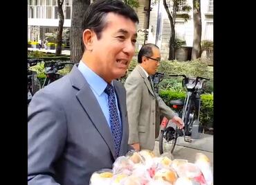 VIDEO ¡Arigato! Embajador de Japón en México sale a repartir “guajolotas” por el Día de la Candelaria