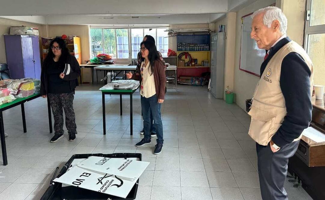 La Misión de Observación Electoral de la OEA, encabezada por Heraldo Muñoz, observa la instalación y apertura de casillas. Foto: Especial