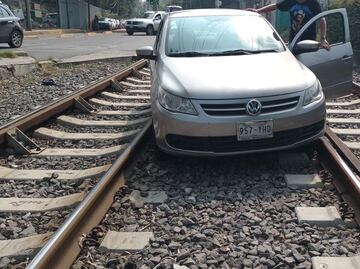 Auto ingresa a las vías del Tren Ligero; ofrece servicio provisional tras incidente