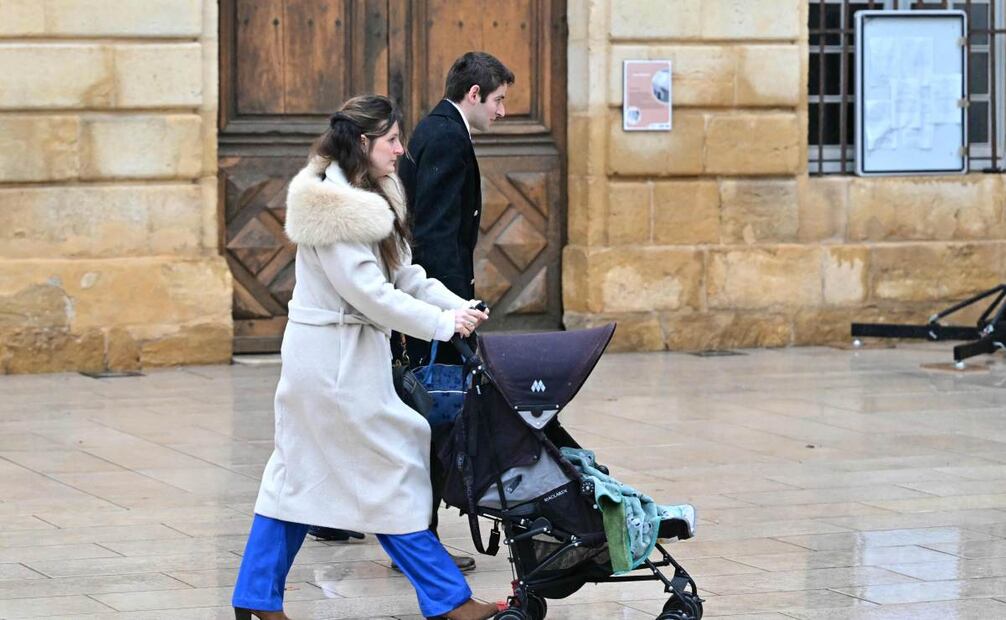 Padres de Emile, desaparecido en 2023 y cuyos restos fueron encontrados en marzo de 2024, llegan a la ceremonia fúnebre en Saint-Maximin-la-Sainte-Baume, sur de Francia, el 8 de febrero de 2025. (25/03/25) Foto: AFP