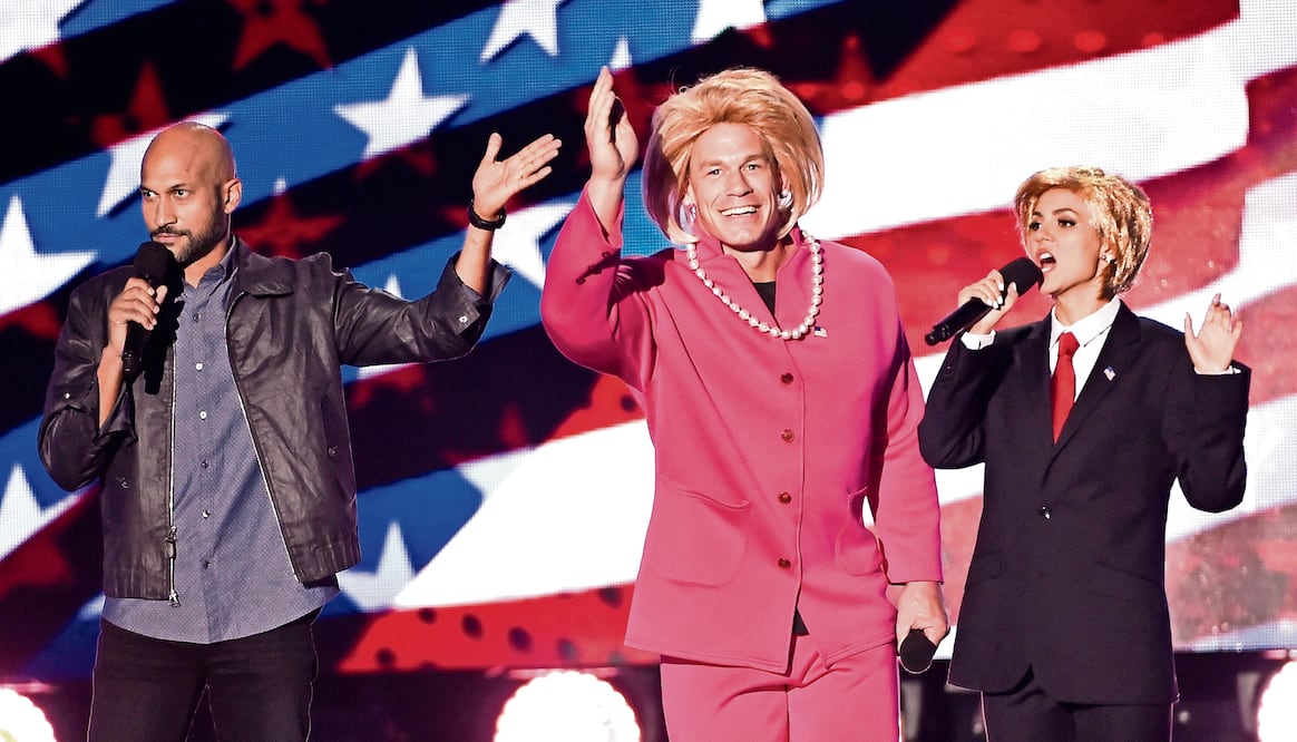 El luchador John Cena se caracterizó como Hillary Clinton y la actriz Victoria Justice hizo lo propio como Donald Trump (FOTO: CHRIS PIZZELLO. AP)