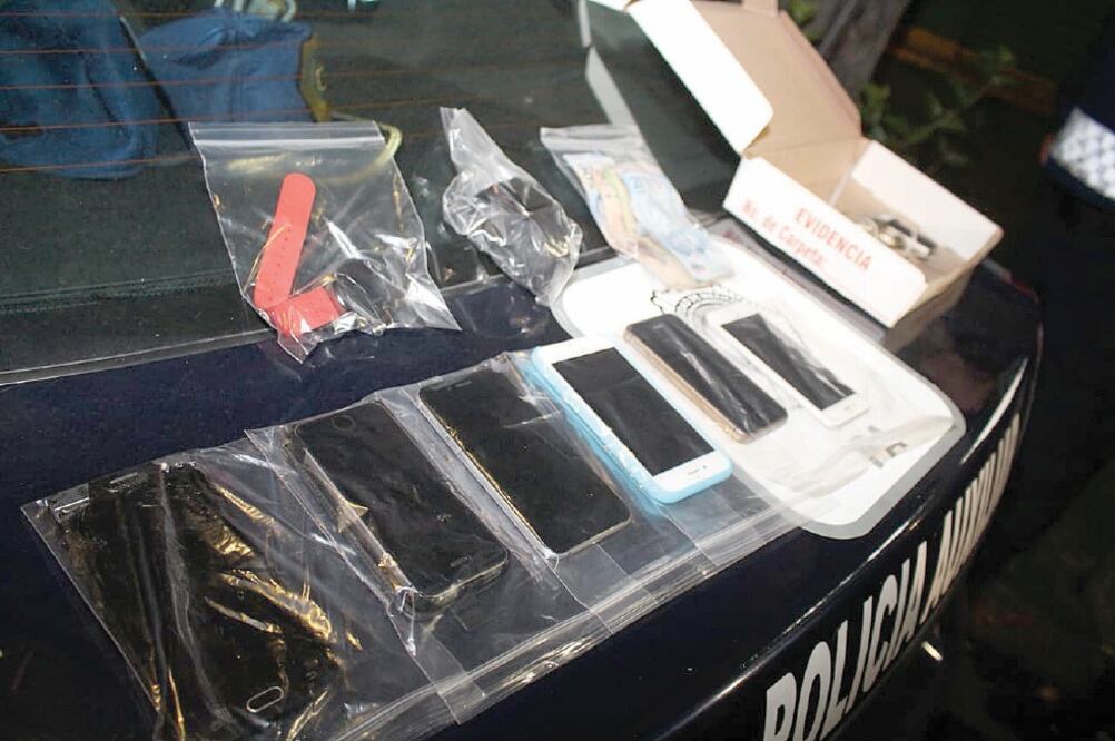 La policía ubicó a los presuntos criminales porque una de las víctimas rastreó con el GPS el celular que le robaron. (ESPECIAL)