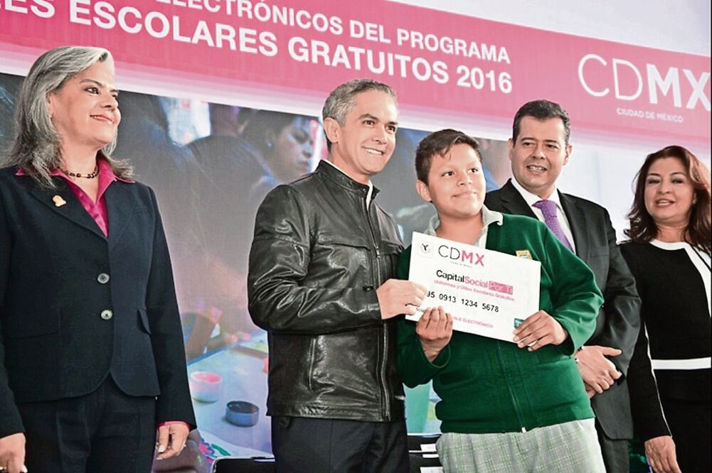 Miguel Ángel Mancera lució contento al visitar su antigua escuela; se tomó su tiempo para saludar a los adolescentes, tomarse selfi es y recordar a las primeras novias (ESPECIAL)