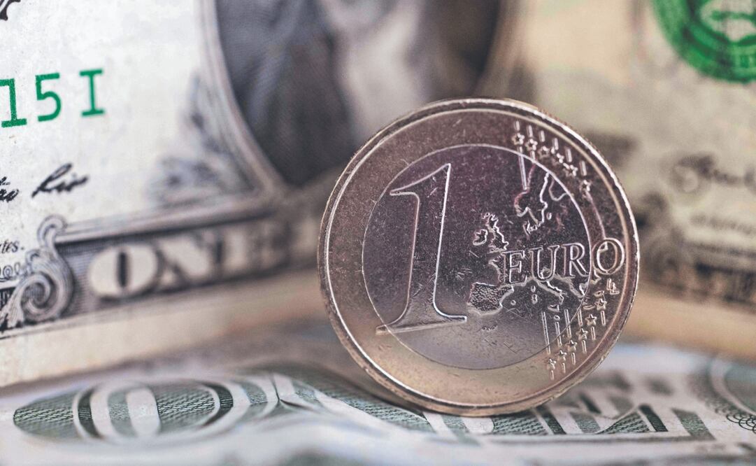 La debilidad del dólar en el año se reflejó en que se ha depreciado casi 10% contra el euro, según analistas. Foto: de FRED TANNEAU. AFP