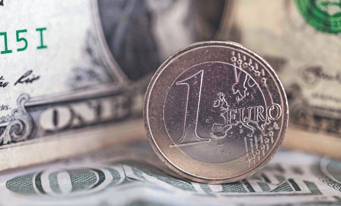 La debilidad del dólar en el año se reflejó en que se ha depreciado casi 10% contra el euro, según analistas. Foto: de FRED TANNEAU. AFP