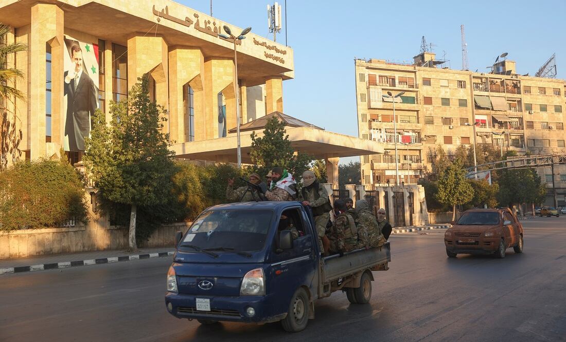Combatientes de la oposición por las calles de Aleppo, Siria, el sábado 30 de noviembre de 2024. Foto: AP