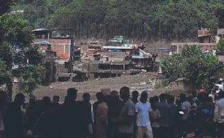 Rescatan con vida a dos sobrevivientes de riadas en Nepal; llevaban 10 días atrapados en un túnel