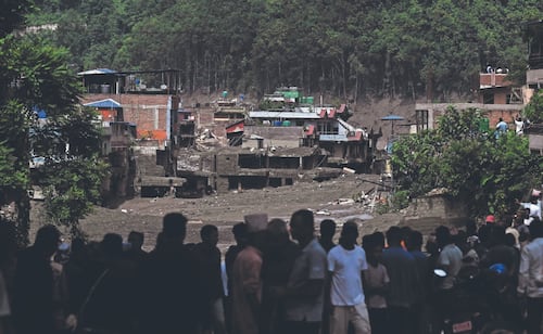Rescatan con vida a sobreviviente de riadas en Nepal; llevaba 10 días atrapado en un túnel