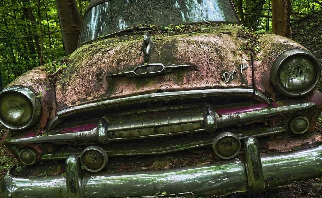 Los autos de lujo abandonados son más comunes de lo que parecen y se consideran tesoros escondidos. Imagen: Pixabay