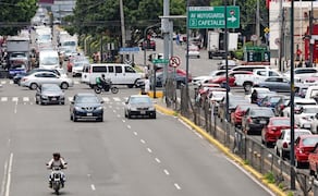 Se debe rediseñar el espacio urbano para privilegiar a los peatones, ya que la configuración actual de carriles y vueltas continuas dificulta los cruces seguros, opinó experto. Foto: CARLOS MEJIA/EL UNIVERSALÀ