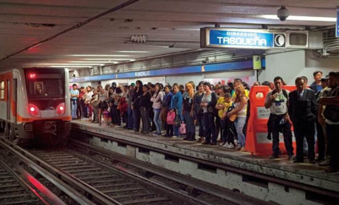 Reportan usuarios retraso en Línea 2 del Metro