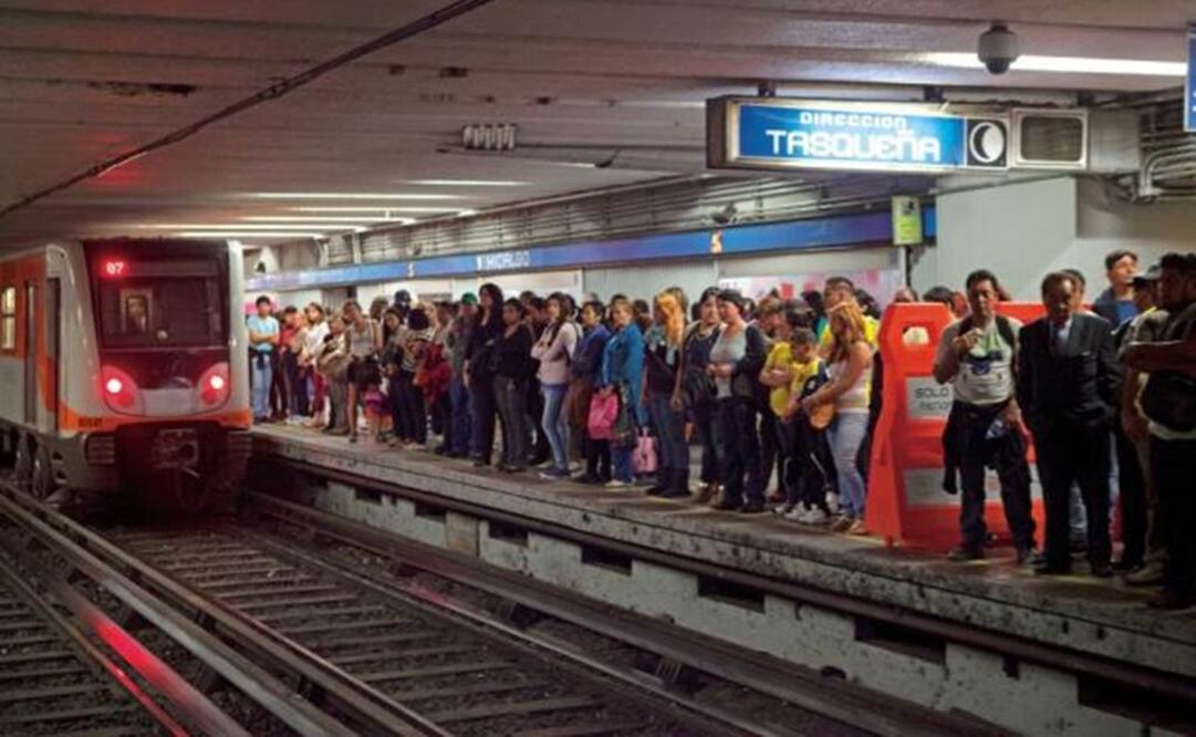 Reportan usuarios retraso en Línea 2 del Metro