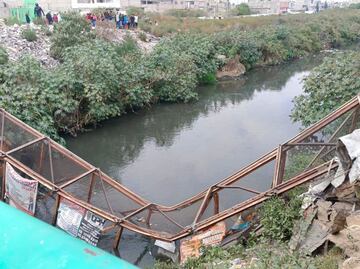 Se desploma puente peatonal en límite entre Neza y Chimalhuacán y cae a canal; reportan varios heridos