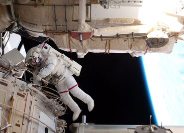 La NASA suspende caminata espacial por riesgo de escombros, inculpa a Rusia