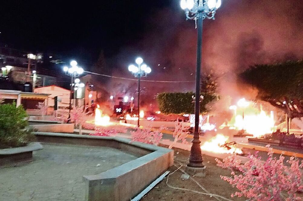 Luego de la quema de las propiedades de la alcaldesa Ana Isabel Bonifaz de Martínez, pobladores pidieron la presencia del Ejército porque los policías locales huyeron al estar desarmados (FREDY MARTÍN. EL UNIVERSAL)