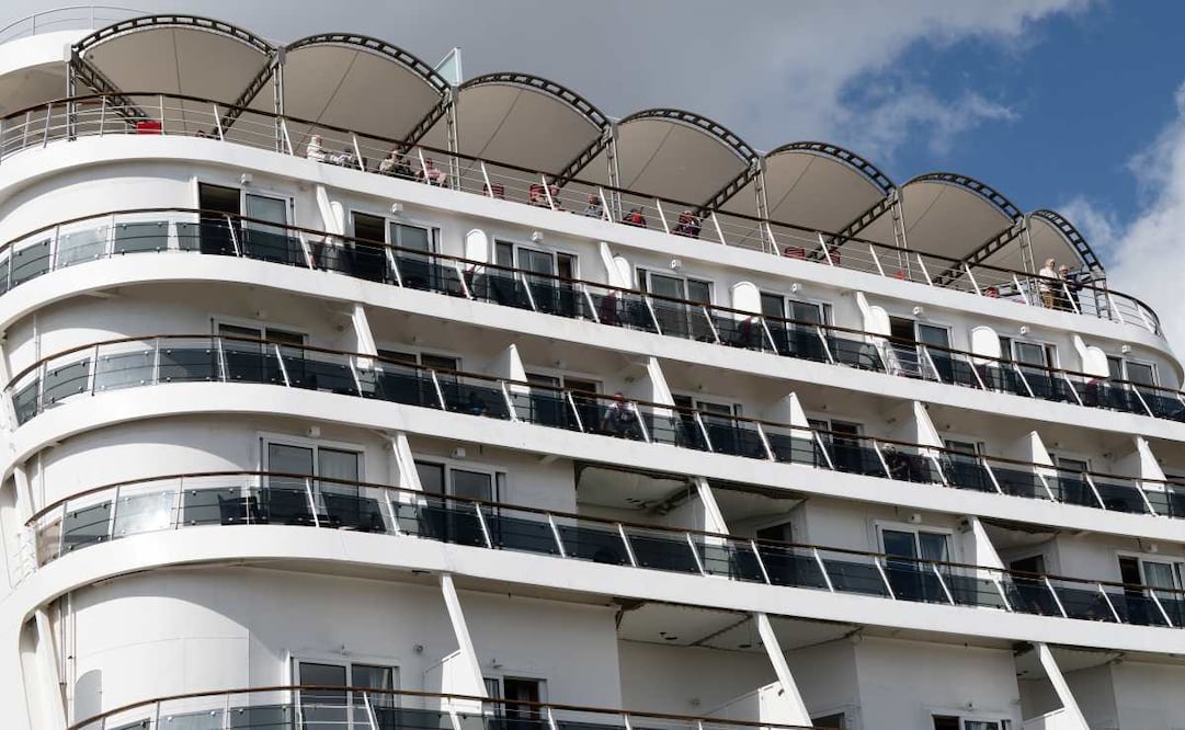 Pasajeros a bordo del crucero británico Ambition luego de que las autoridades francesas ordenaron que sus 1.700 pasajeros y tripulantes permanezcan a bordo por un brote gastrointestinal, en Burdeos, Francia, el 13 de mayo de 2026. Foto: AP