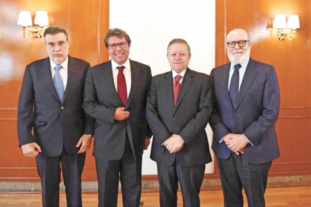 Ricardo Monreal Ávila, coordinador de Morena en el Senado, y Arturo Zaldívar Lelo de Larrea, ministro presidente de la Suprema Corte (ambos al centro), se reunieron para acordar la instalación de la mesa de análisis. (Especial)