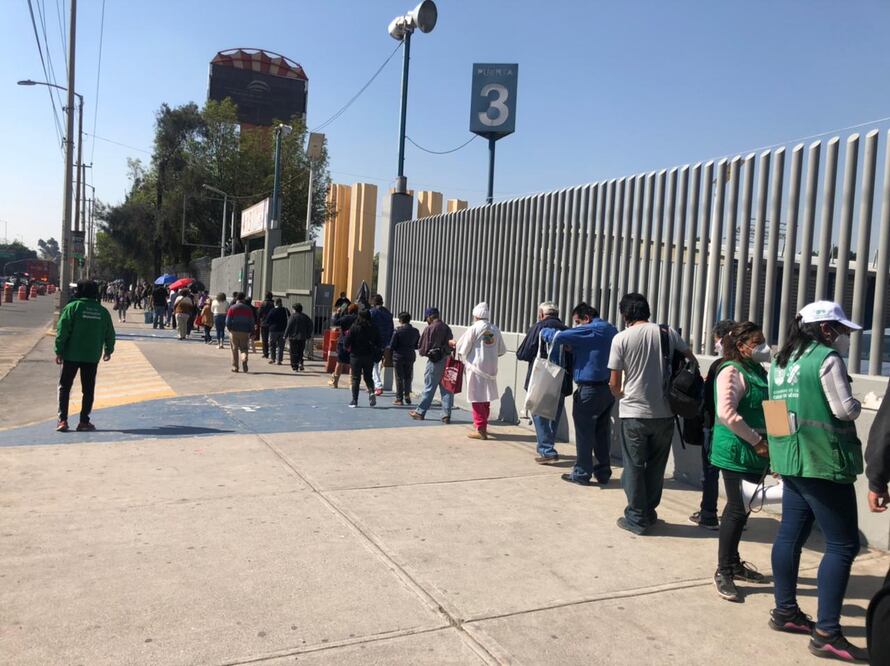 Filas persisten, pero avanza vacunación en el Palacio de los Deportes